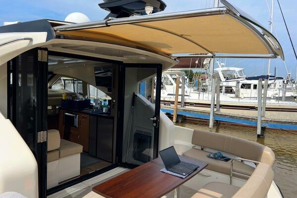 R amp R 37ft Carver Yacht For Sale