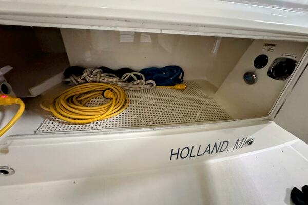 R amp R 37ft Carver Yacht For Sale