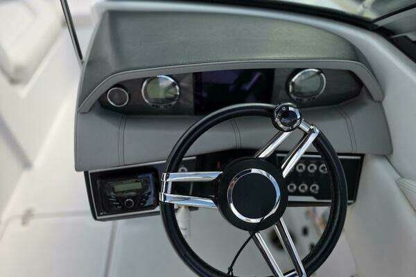 Photo of the 2021 Four Winns HD3