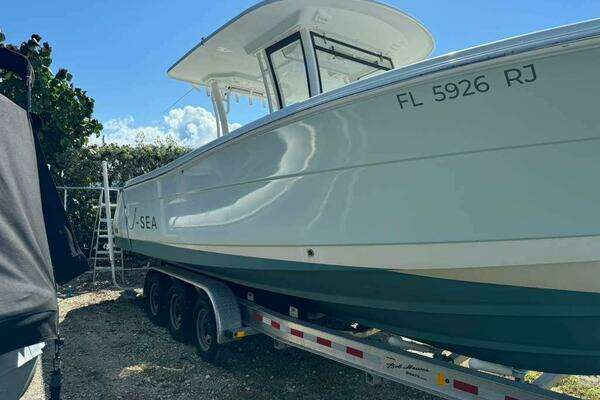 Photo of the 2017 Robalo R302