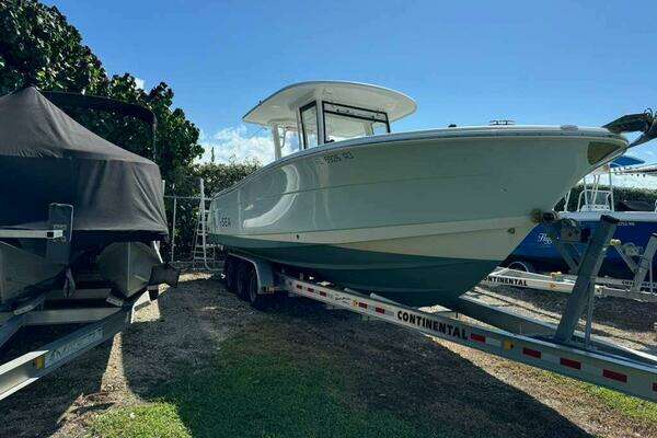 Photo of the 2017 Robalo R302