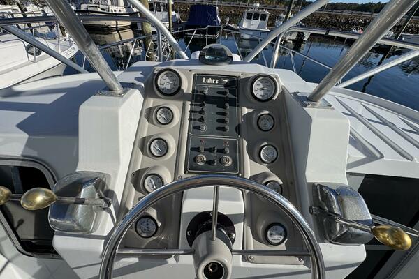 29ft Luhrs Yacht For Sale