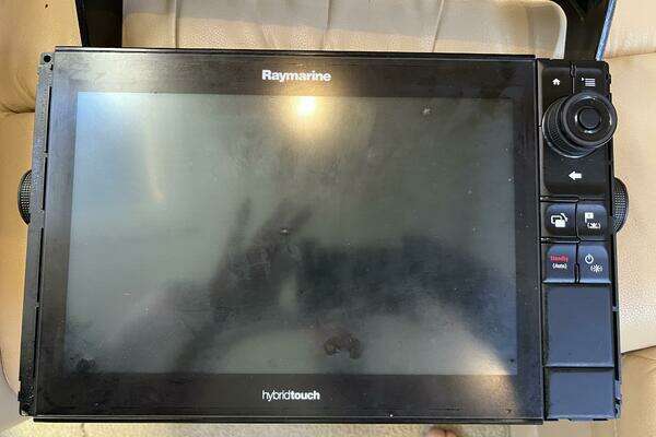 Photo of the 2004 Cruisers Yachts 