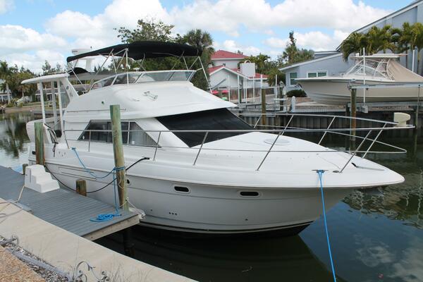 2004 Cruisers Yachts 37