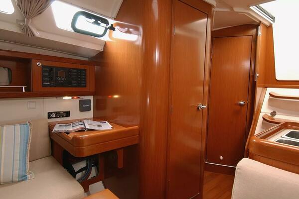 Boat Pour 34ft Beneteau Yacht For Sale