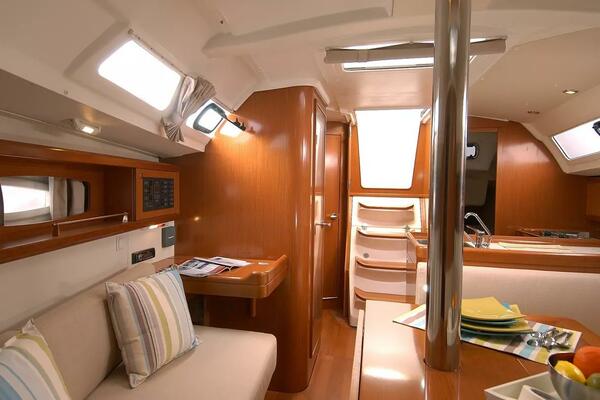 Boat Pour 34ft Beneteau Yacht For Sale