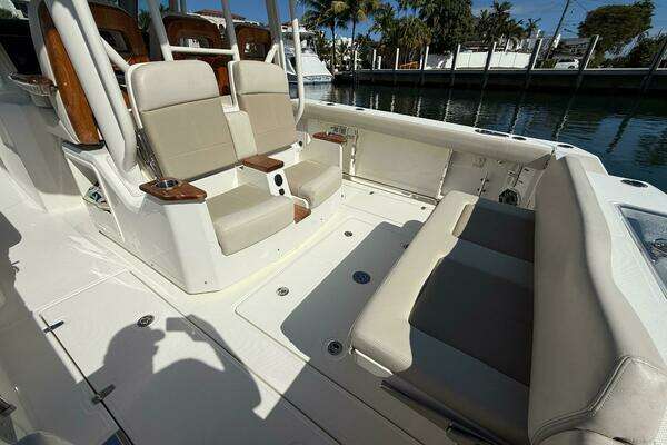 Boston Whaler 360 Outrage Yacht For Sale