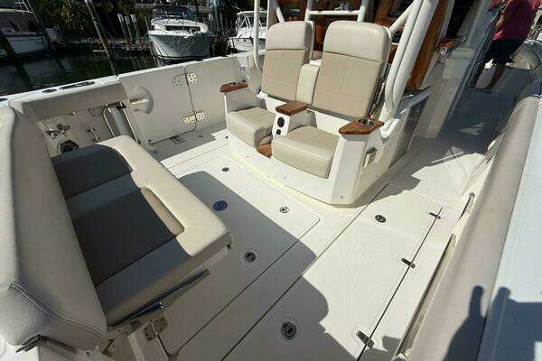Boston Whaler 360 Outrage Yacht For Sale