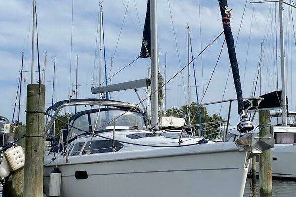 Photo of the 2000 Hunter 340 "No Problem II"