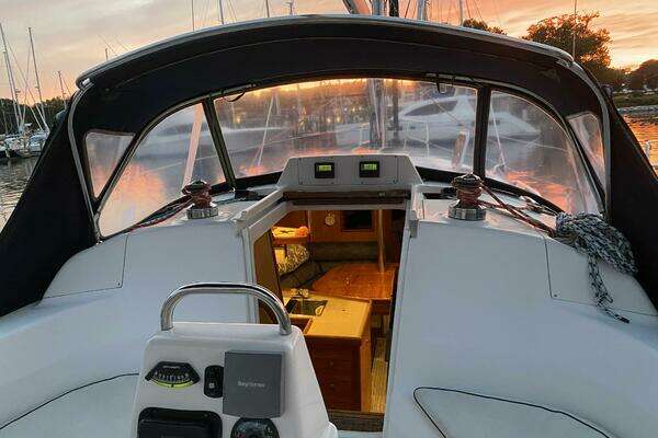 Photo of the 2000 Hunter 340 "No Problem II"