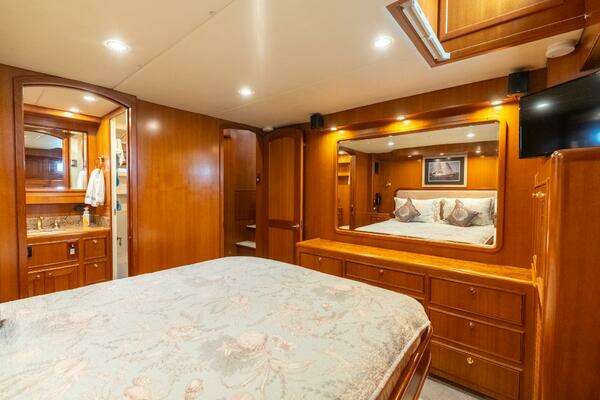 2005 Offshore Yachts 54