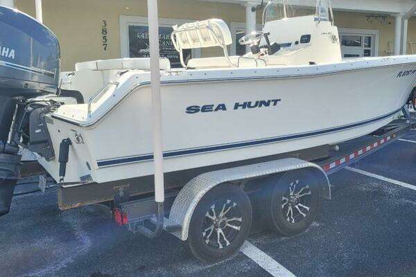 Photo of the 2015 Sea Hunt Ultra 211