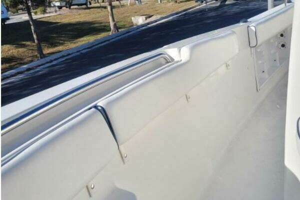 Photo of the 2015 Sea Hunt Ultra 211