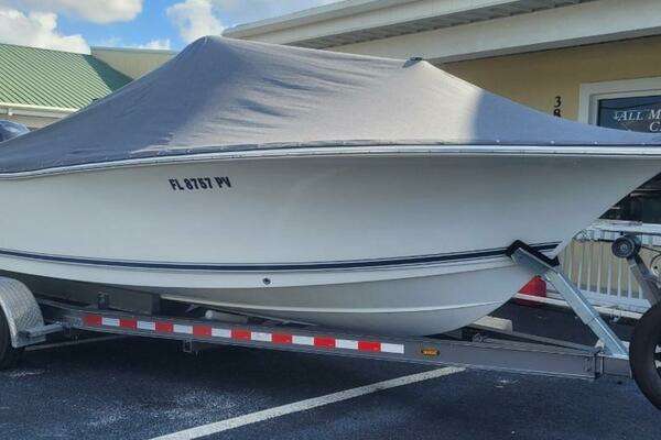 Photo of the 2015 Sea Hunt Ultra 211