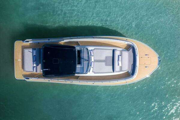 Photo of the 2027 Canados Gladiator 431 Walk-around