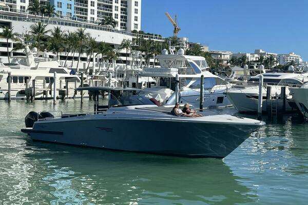 Photo of the 2027 Canados Gladiator 431 Walk-around