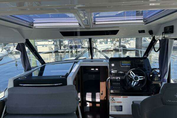 Jeanneau NC 1095 Yacht For Sale