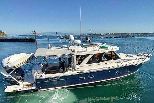 Cutwater C-32 Coupe Yacht For Sale