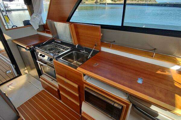Cutwater C-32 Coupe Yacht For Sale
