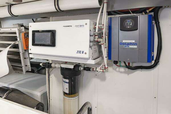 Johnson 93 Flybridge Yacht For Sale