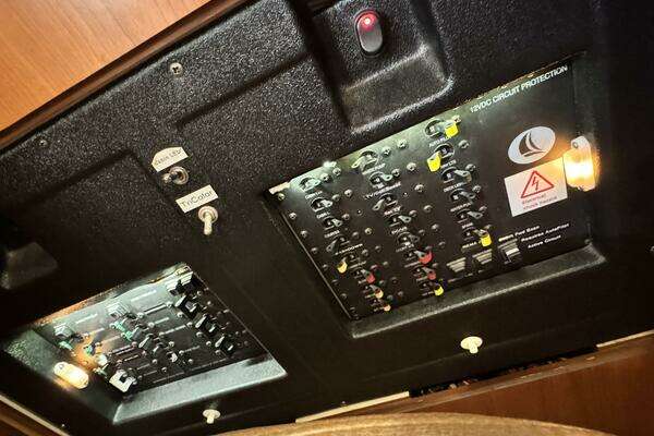 Hunter  Yacht For Sale