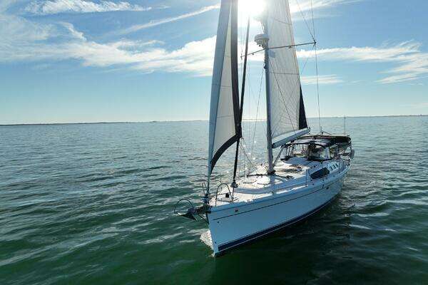 Hunter  Yacht For Sale
