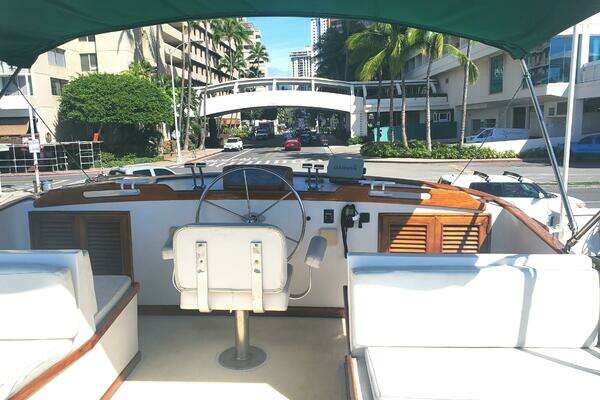 CHB SEDAN-AFT CABIN Yacht For Sale