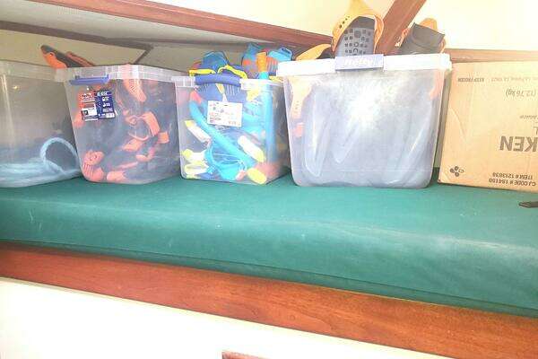 CHB SEDAN-AFT CABIN Yacht For Sale