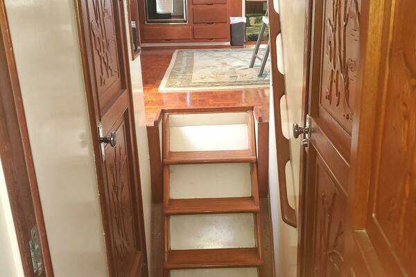 CHB SEDAN-AFT CABIN Yacht For Sale