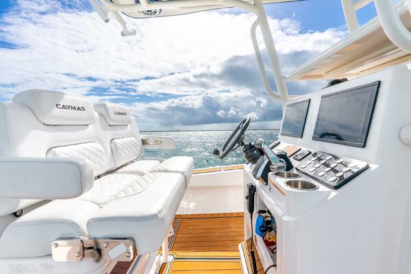 27ft Caymas Yacht For Sale