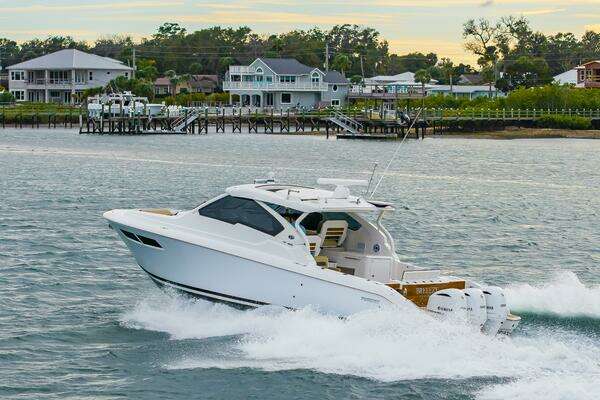 Pursuit DC 365 Dual Console Yacht For Sale