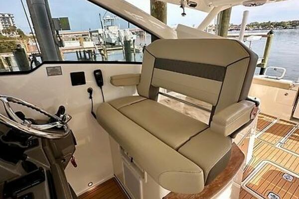 Breeezy 37ft Pursuit Yacht For Sale