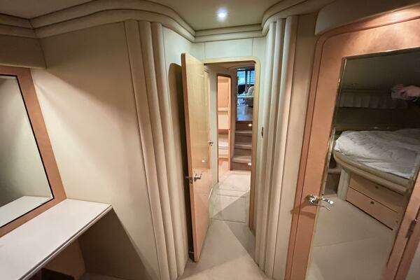 Sea Ray 560 Sedan Bridge Yacht For Sale