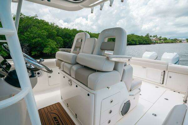 Center Console 330 Outrage Yacht For Sale