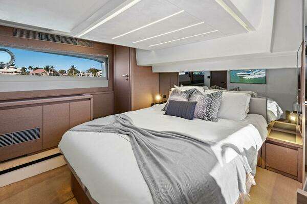 Prestige 520 Flybridge Yacht For Sale