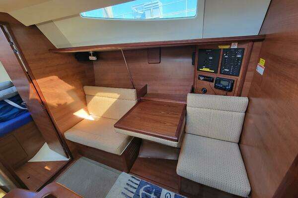 Photo of the 2013 Hunter 33