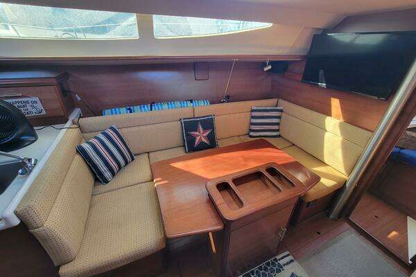 Photo of the 2013 Hunter 33