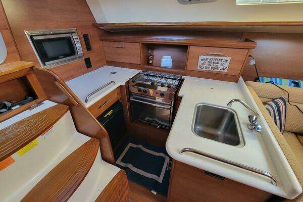 Photo of the 2013 Hunter 33