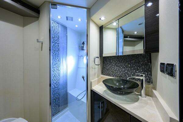 Marquis 660 Sport Yacht Yacht For Sale