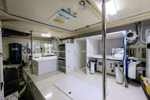 Marquis 660 Sport Yacht Yacht For Sale