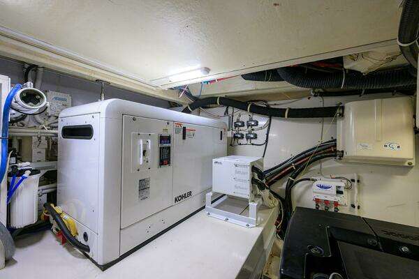 Marquis 660 Sport Yacht Yacht For Sale