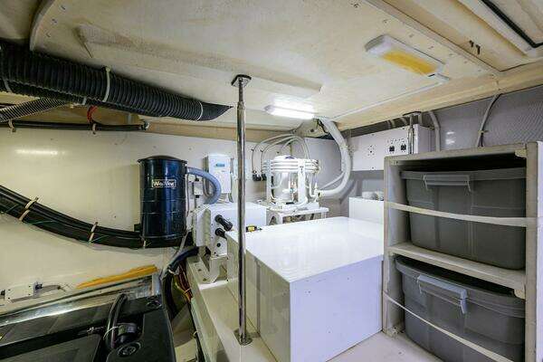 Marquis 660 Sport Yacht Yacht For Sale