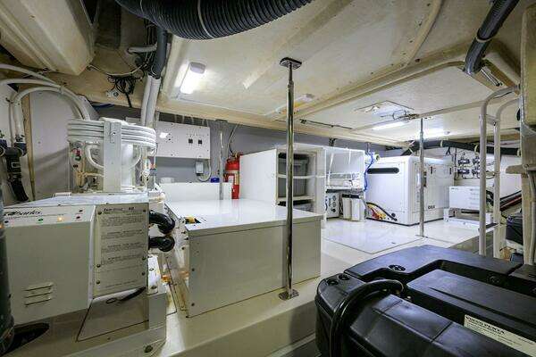 Marquis 660 Sport Yacht Yacht For Sale