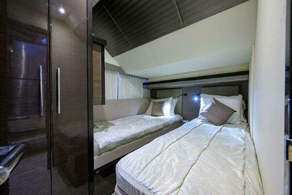 Marquis 660 Sport Yacht Yacht For Sale