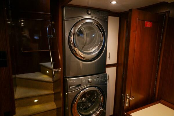 Summertime Lady 70ft Hatteras Yacht For Sale