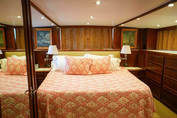 Summertime Lady 70ft Hatteras Yacht For Sale
