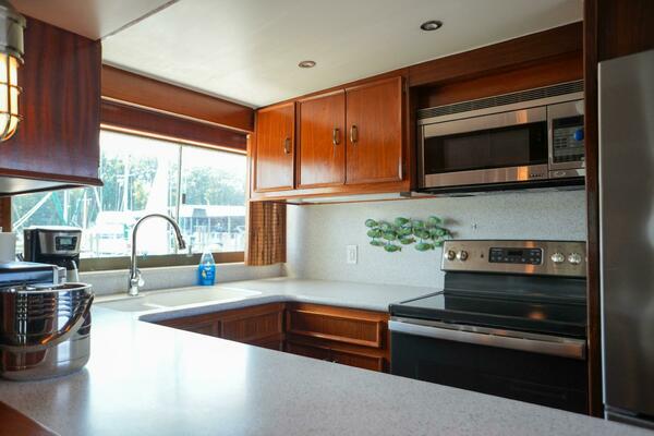 Summertime Lady 70ft Hatteras Yacht For Sale