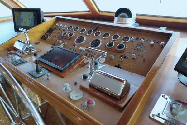 Summertime Lady 70ft Hatteras Yacht For Sale