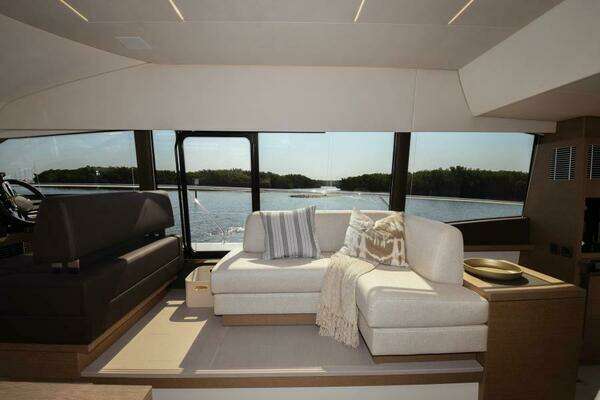 Prestige 520 Flybridge Yacht For Sale