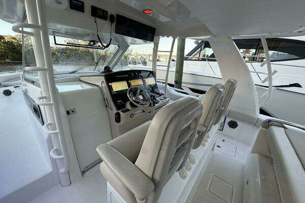 Boston Whaler 420 Outrage Yacht For Sale